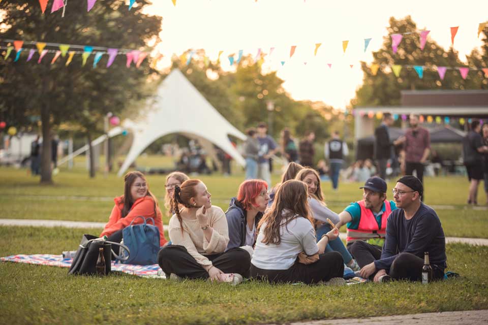 Studierende bei Fest auf dem Campus