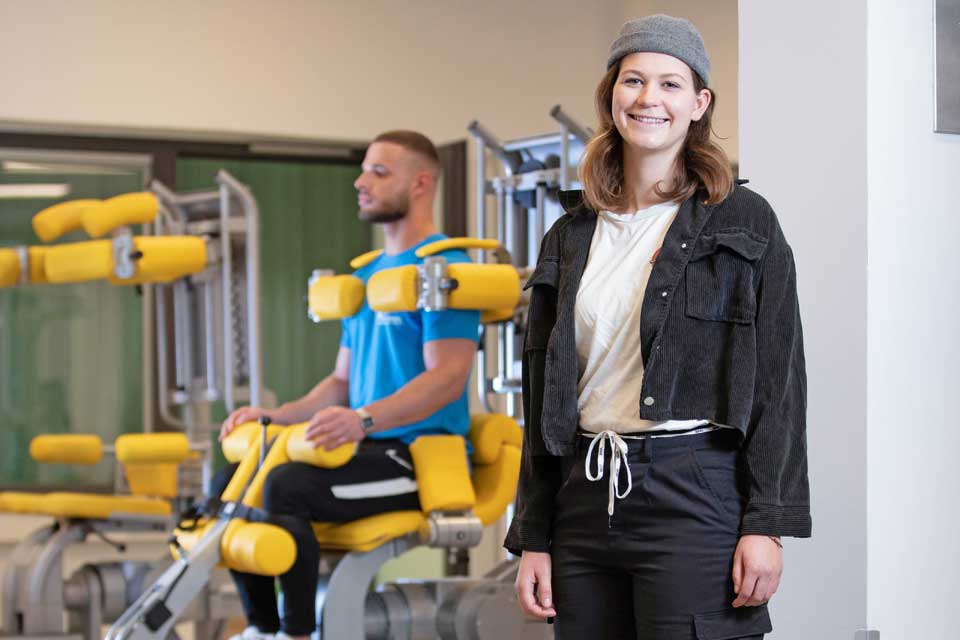 Studierende im Fitnessstudio