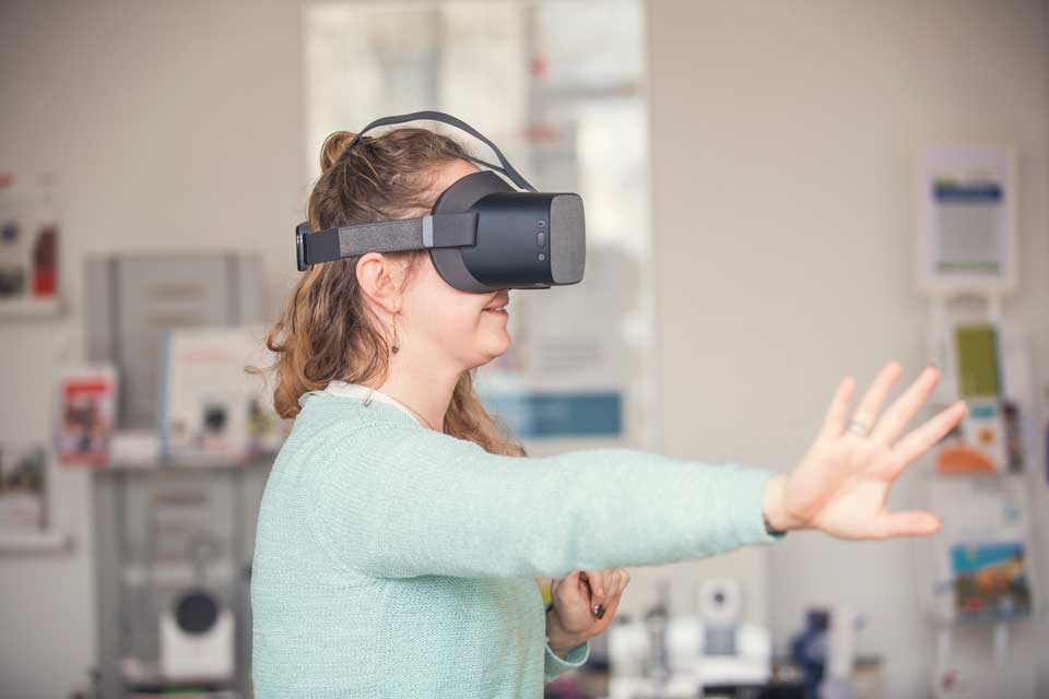 Studentin mit VR Brille