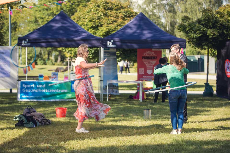 Frauen machen Hullahoop