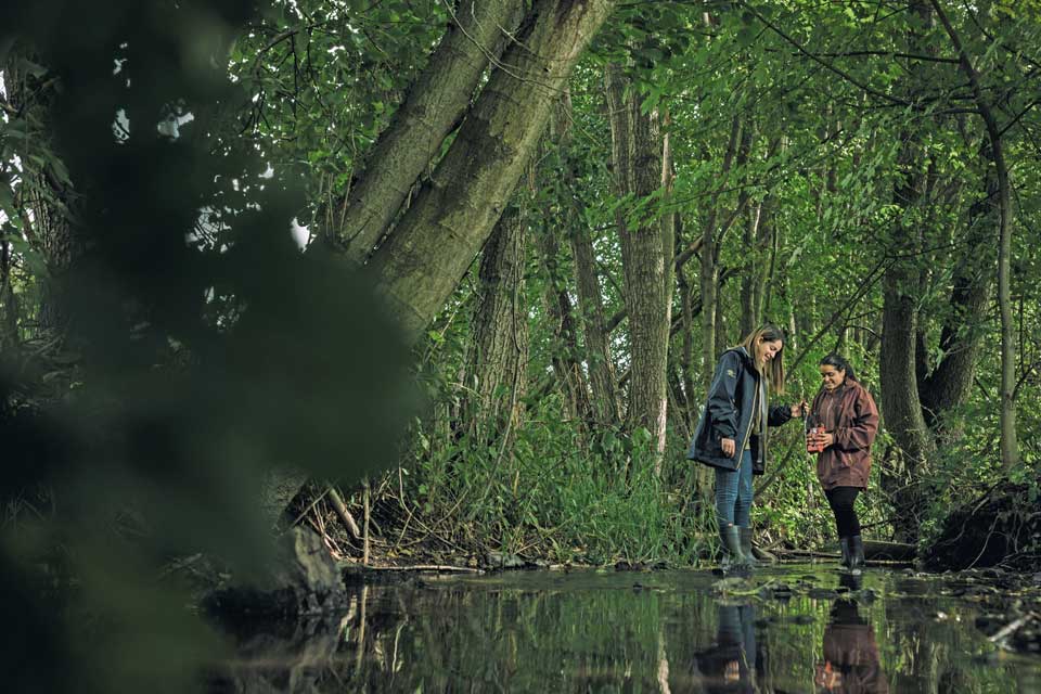 Studentinnen im Fluss