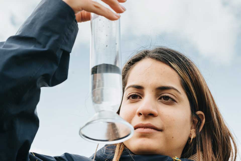 Studentin mit Wasserprobe