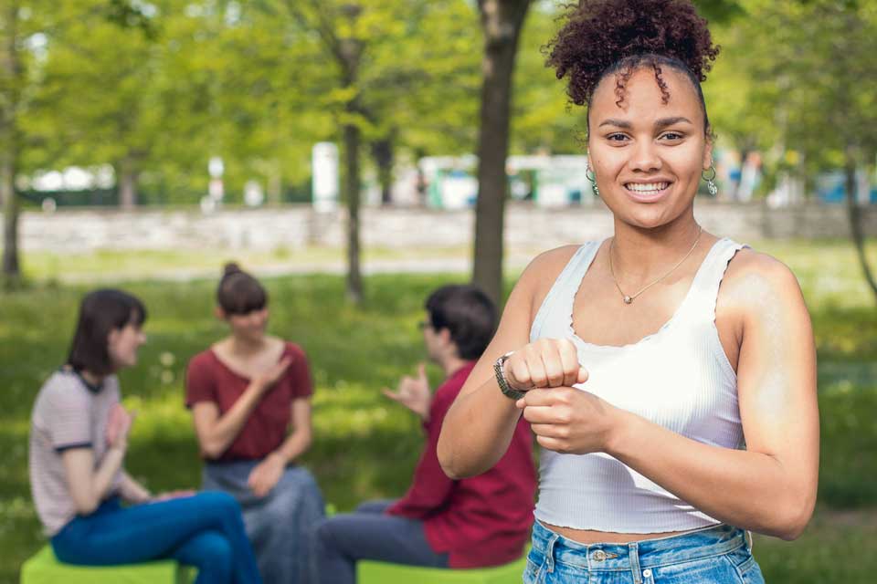 Studentin spricht Gebärdensprache