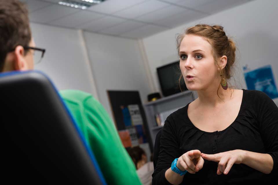 Studentin spricht Gebärdensprache