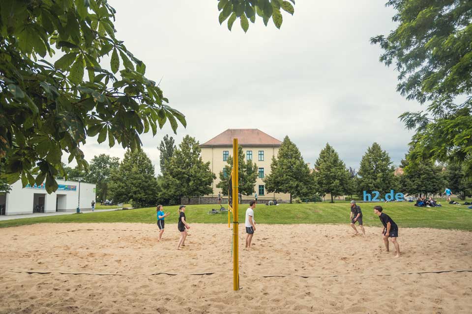 Studierende spielen Volleyball