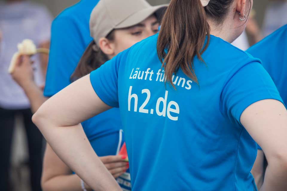 Frauen mit h2 Laufshirt