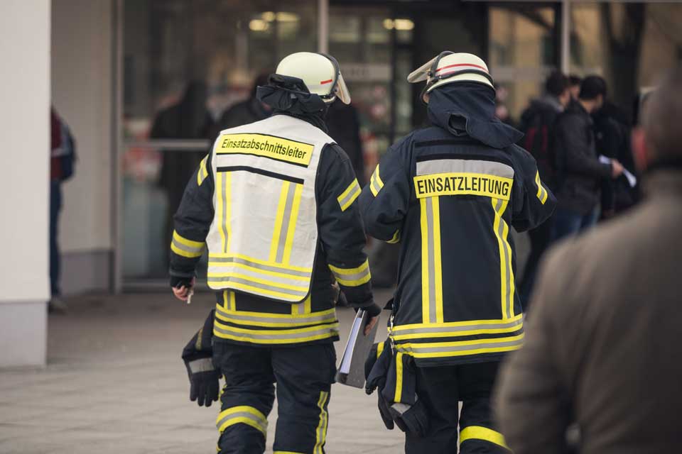 Personen in Schutzkleidung