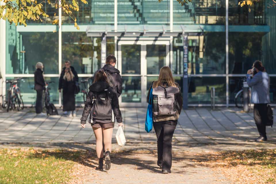 Studentinnen auf dem Weg zur Hochschule