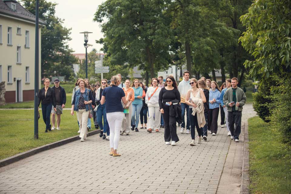 Studierende auf dem Campus