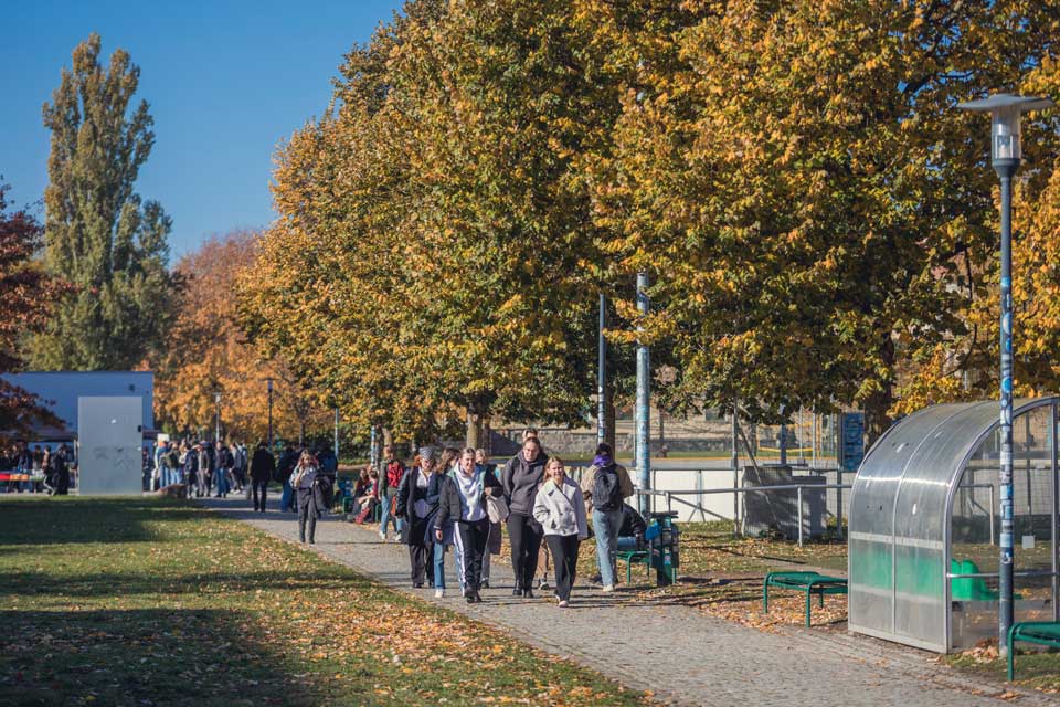 Studierende auf dem Campus