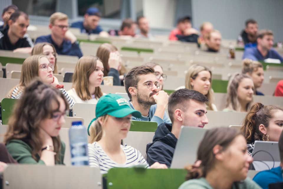 Studierende im Hörsaal