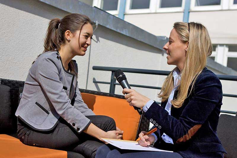 Eine Studentin wird interviewt.