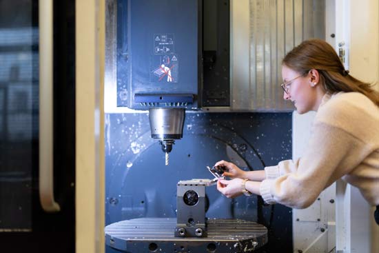 Studentin in der Fertigungstechnik