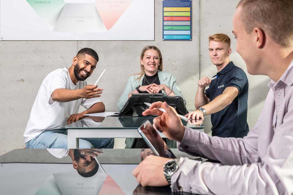 Studierende im Foyer