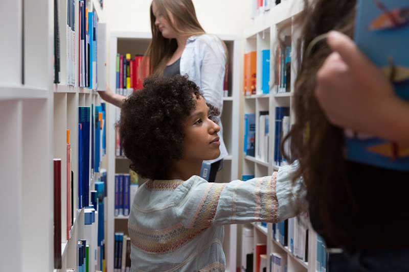 Studentin sucht in Bib ein Buch