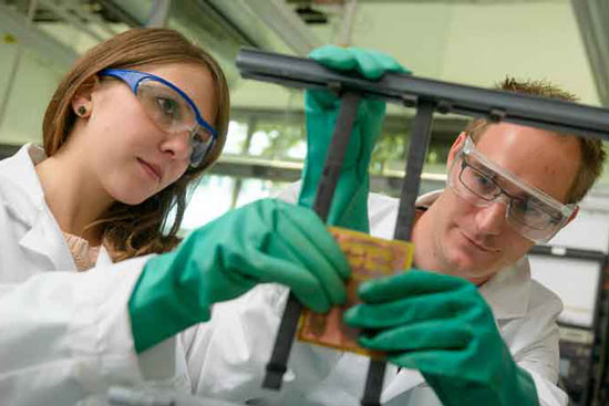 Studentin und Student in einer Laborsituation
