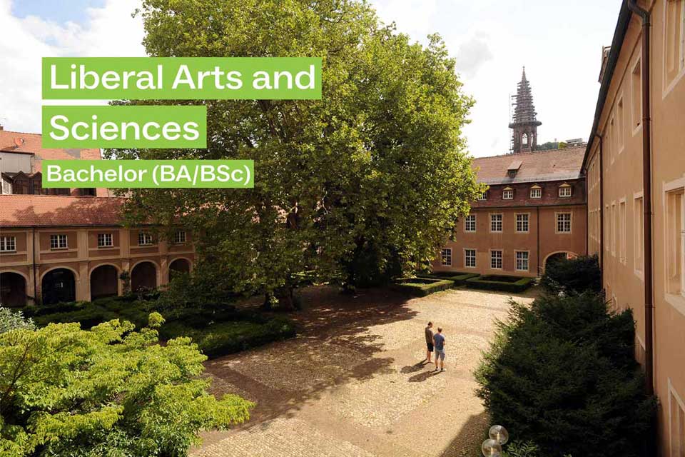 2 Studierende in einem Innenhof an der Universität Freiburg