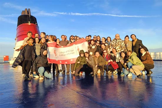 Studierende am Meer halten Flagge